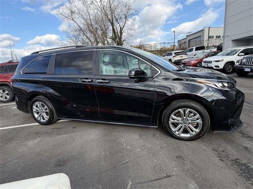 2023 Toyota Sienna XSE 7 Passenger