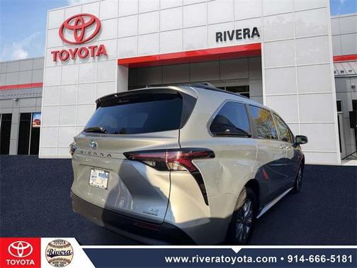 2023 Toyota Sienna LE