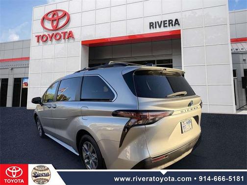2023 Toyota Sienna LE