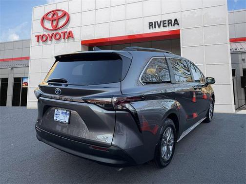 2023 Toyota Sienna LE