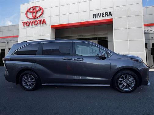 2023 Toyota Sienna LE