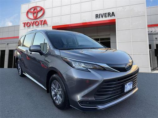 2023 Toyota Sienna LE