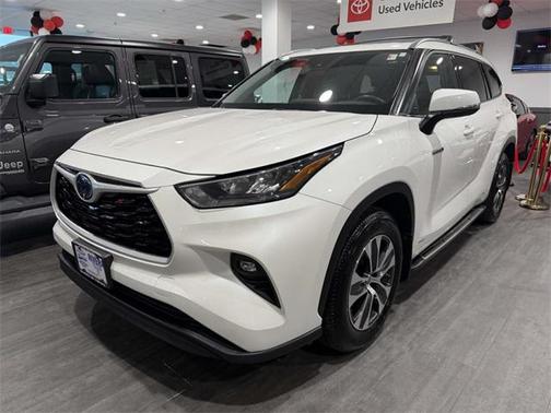 Blizzard Pearl 2020 Toyota Highlander Hybrid XLE SUV
