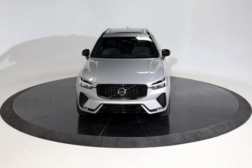 2022 Volvo XC60 B6 R-Design