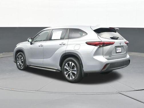 Celestial Silver Metallic 2023 Toyota Highlander Hybrid XLE