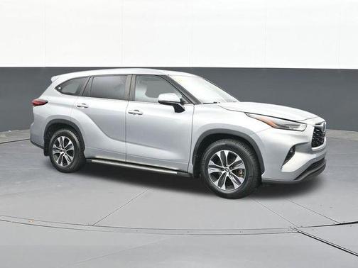 Celestial Silver Metallic 2023 Toyota Highlander Hybrid XLE