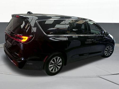 Brilliant Black Crystal Pearlcoat 2023 Chrysler Pacifica Hybrid Touring L