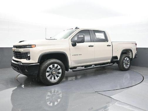 White Sand 2026 Chevrolet Silverado 2500 Custom