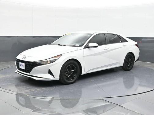 2022 Hyundai ELANTRA SE