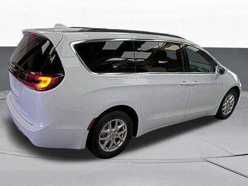 Bright White Clearcoat 2022 Chrysler Pacifica Touring-L