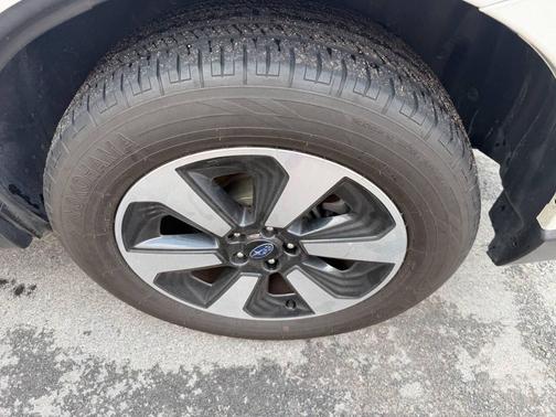 Crystal White Pearl 2017 Subaru Forester 2.5i Premium