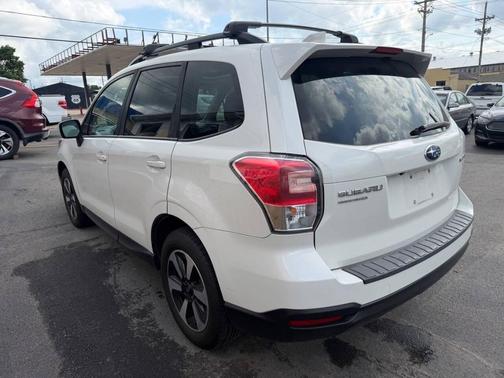 Crystal White Pearl 2017 Subaru Forester 2.5i Premium