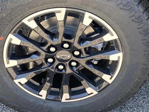 Sandstone Gray 2026 Chevrolet Traverse Z71
