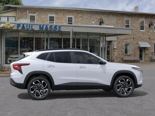 Summit White 2026 Chevrolet Trax FWD 2RS