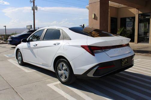 2024 Hyundai ELANTRA SE