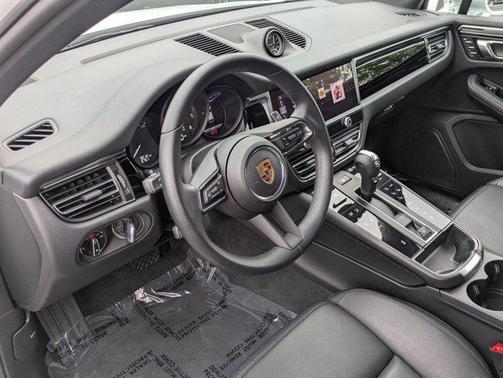 2025 Porsche Macan AWD