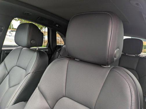 2025 Porsche Macan AWD