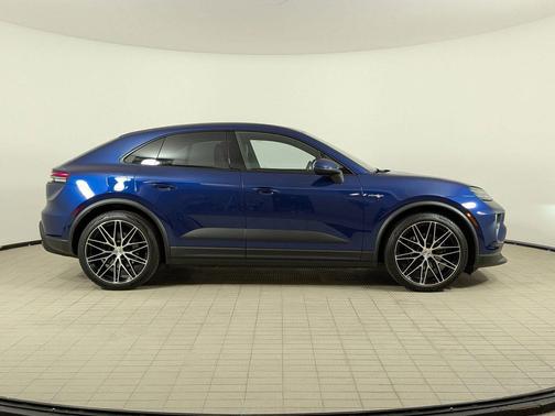 Gentian Blue Metallic 2025 Porsche Macan Macan Electric