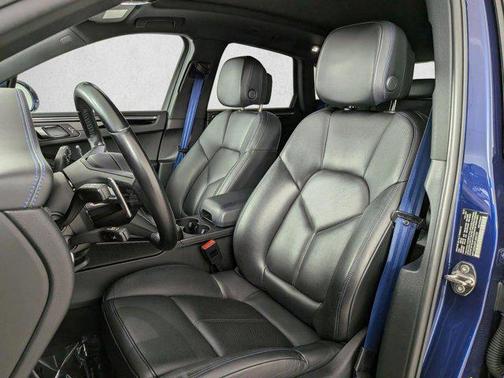Gentian Blue Metallic 2023 Porsche Macan Macan