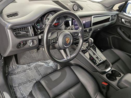 Gentian Blue Metallic 2023 Porsche Macan Macan