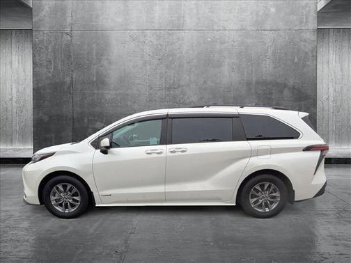 2021 Toyota Sienna XLE 8 Passenger