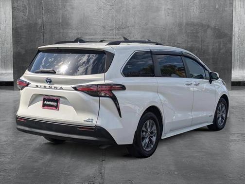 2021 Toyota Sienna XLE 8 Passenger