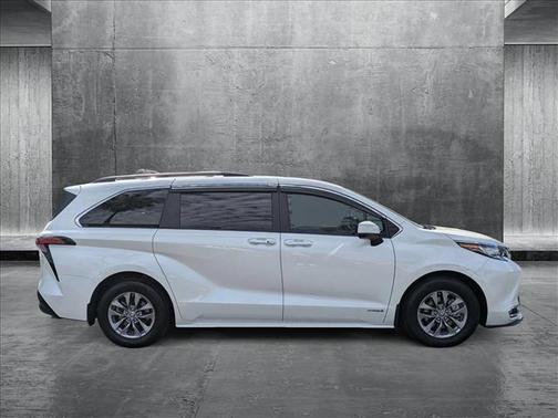 2021 Toyota Sienna XLE 8 Passenger