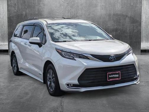2021 Toyota Sienna XLE 8 Passenger