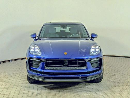 Gentian Blue Metallic 2025 Porsche Macan Macan