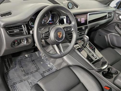 Gentian Blue Metallic 2025 Porsche Macan Macan