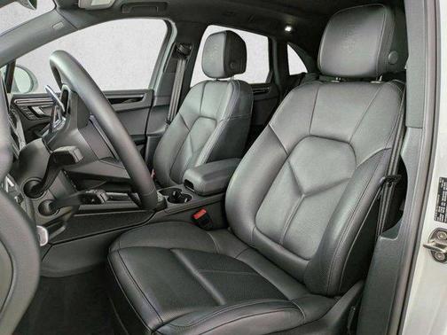 Gentian Blue Metallic 2025 Porsche Macan Macan