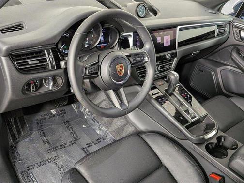 Gentian Blue Metallic 2025 Porsche Macan Macan