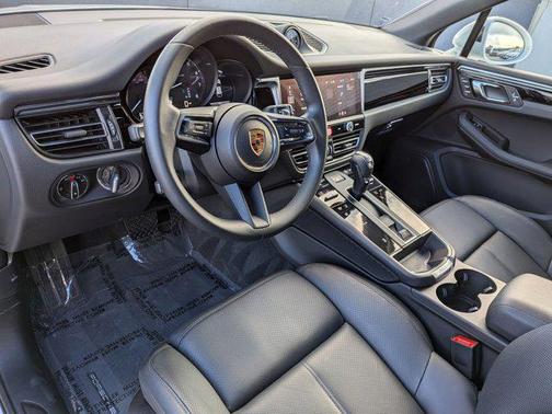 2025 Porsche Macan AWD