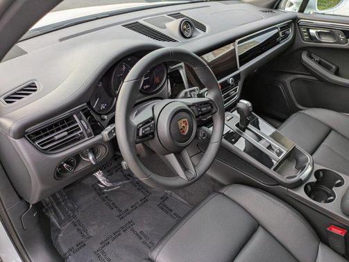 2025 Porsche Macan AWD