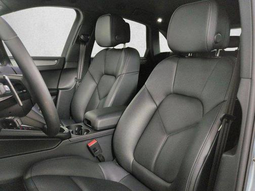 Dolomite Silver Metallic 2025 Porsche Macan Macan