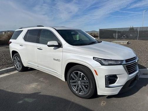 Iridescent Pearl Tricoat 2023 Chevrolet Traverse High Country