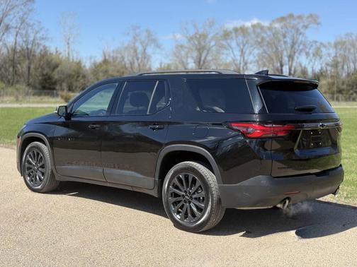 Black 2022 Chevrolet Traverse RS