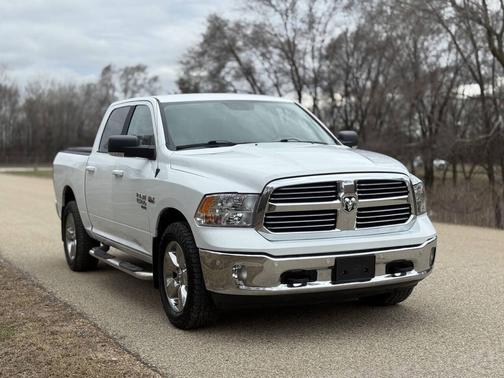 Bright White Clearcoat 2019 RAM 1500 Big Horn