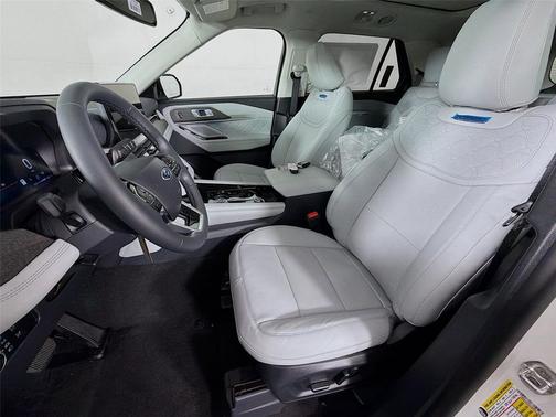 Star White Metallic Tri-Coat 2026 Ford Explorer Platinum