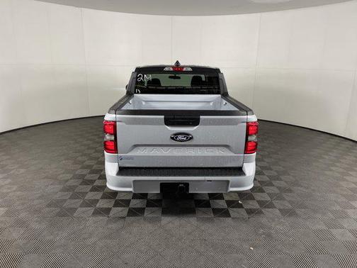 Space White Metallic 2026 Ford Maverick Lobo Standard