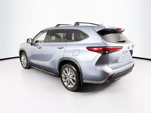 Moon Dust 2023 Toyota Highlander Limited