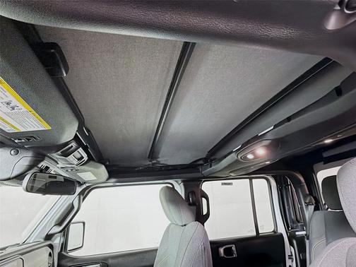 Bright White Clearcoat 2025 Jeep Gladiator Willys