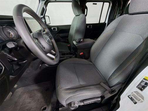 Bright White Clearcoat 2025 Jeep Gladiator Willys