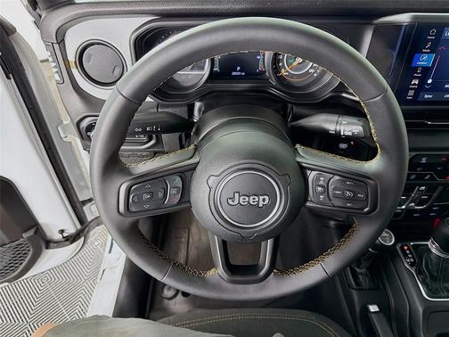 Bright White Clearcoat 2025 Jeep Gladiator Willys