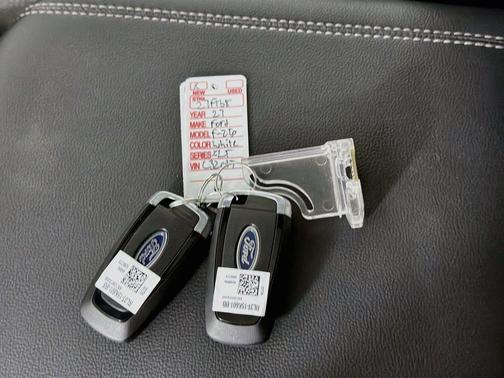 Oxford White 2027 Ford F-250 XLT