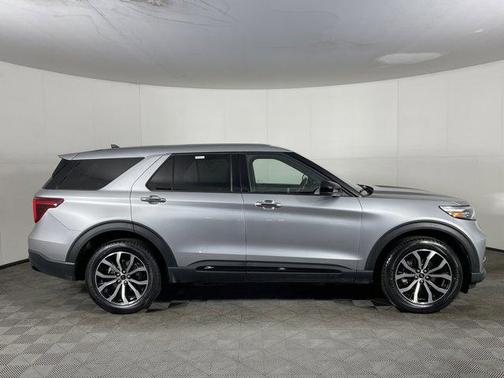 Iconic Silver Metallic 2022 Ford Explorer ST