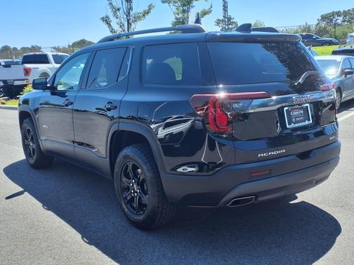 2023 GMC Acadia AWD AT4