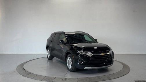 Photo 2 of 30 of 2020 Chevrolet Blazer 2LT