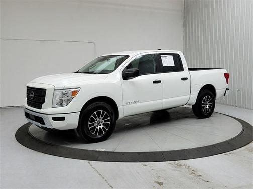 2023 Nissan Titan SV
