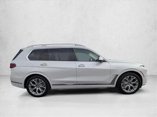 Mineral White Metallic 2025 BMW X7 xDrive40i